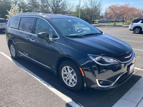 Brilliant Black Crystal Pearlcoat 2020 Chrysler Pacifica Touring L