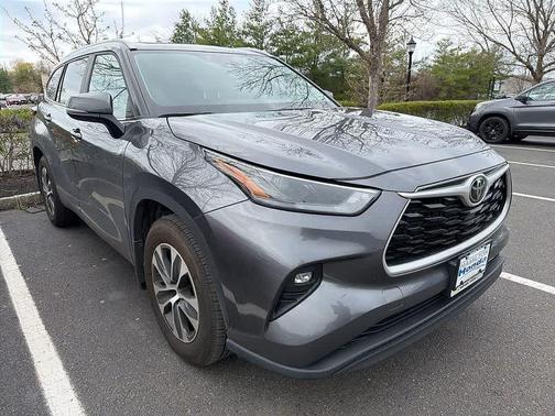 Magnetic Gray Metallic 2024 Toyota Highlander XLE