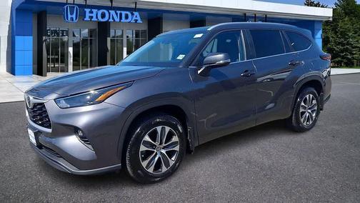 Magnetic Gray Metallic 2024 Toyota Highlander XLE