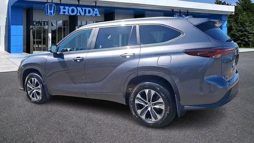 Magnetic Gray Metallic 2024 Toyota Highlander XLE