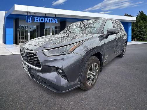 Magnetic Gray Metallic 2024 Toyota Highlander XLE