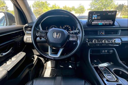 Crystal Black Pearl 2025 Honda Pilot Touring 8-Passenger