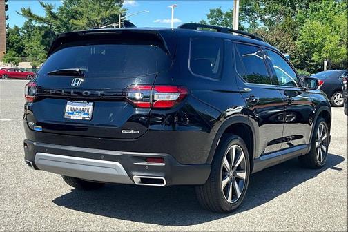 Crystal Black Pearl 2025 Honda Pilot Touring 8-Passenger
