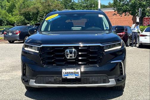 Crystal Black Pearl 2025 Honda Pilot Touring 8-Passenger
