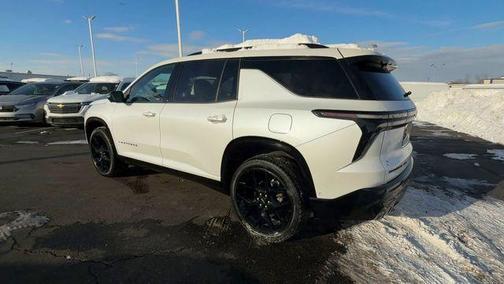 Iridescent Pearl Tricoat 2024 Chevrolet Traverse RS