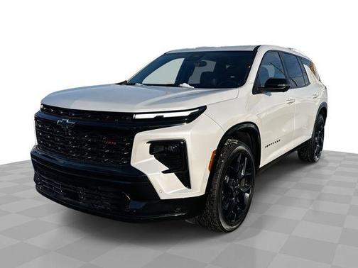 Iridescent Pearl Tricoat 2024 Chevrolet Traverse RS