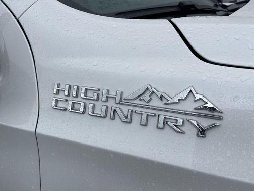 Iridescent Pearl Tricoat 2023 Chevrolet Suburban High Country