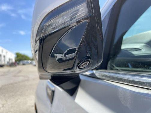 White Frost Tri-Coat 2023 GMC Yukon Denali