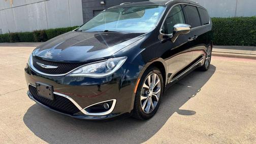 Brilliant Black Crystal Pearlcoat 2017 Chrysler Pacifica Limited