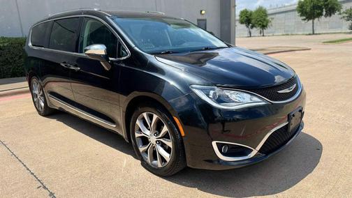 Brilliant Black Crystal Pearlcoat 2017 Chrysler Pacifica Limited