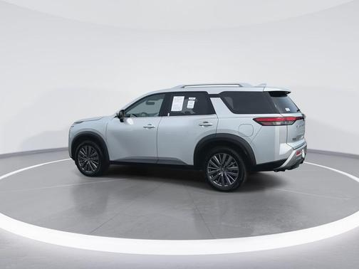 Brilliant Silver Metallic 2024 Nissan Pathfinder SL
