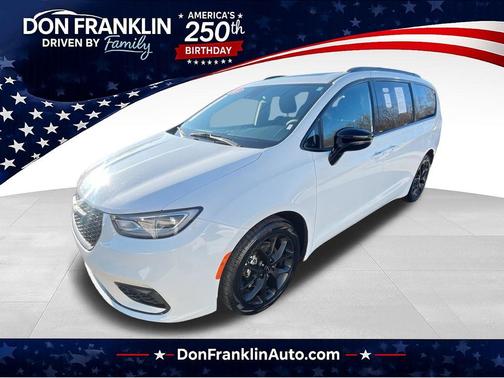 Bright White Clearcoat 2025 Chrysler Pacifica Limited