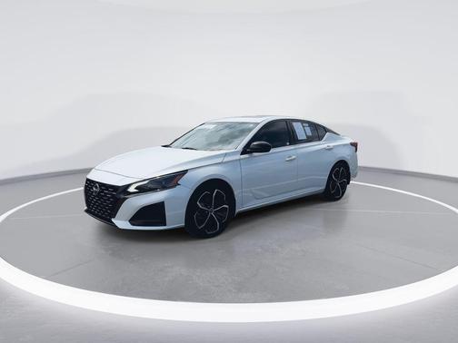 White 2023 Nissan Altima 2.5 SR