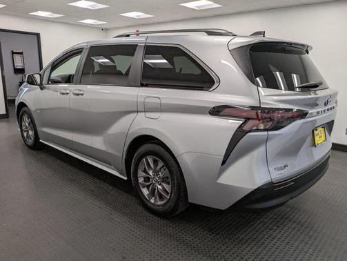 2023 Toyota Sienna LE
