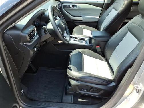 ICONIC SILVER METALLIC 2023 Ford Explorer XLT