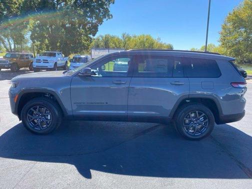 Sting Gray Clearcoat 2027 Jeep Grand Cherokee L Laredo