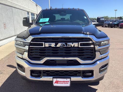 Diamond Black Crystal Pearlcoat 2026 RAM 3500 Big Horn Crew Cab 4x4 8' Box