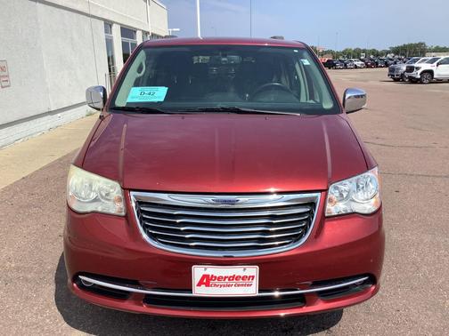Brilliant Black Crystal Pearlcoat 2014 Chrysler Town & Country Touring-L
