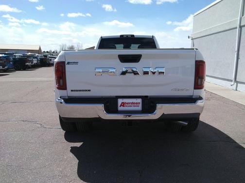 Bright White Clearcoat 2026 RAM 3500 Big Horn Crew Cab 4x4 8' Box