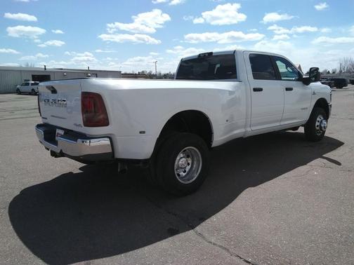 Bright White Clearcoat 2026 RAM 3500 Big Horn Crew Cab 4x4 8' Box