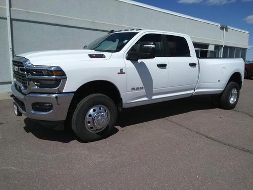 Bright White Clearcoat 2026 RAM 3500 Big Horn Crew Cab 4x4 8' Box