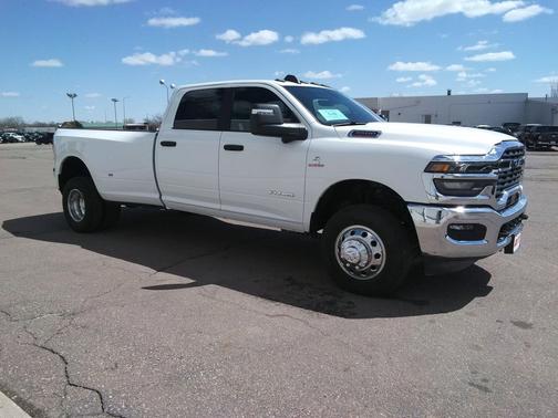 Bright White Clearcoat 2026 RAM 3500 Big Horn Crew Cab 4x4 8' Box