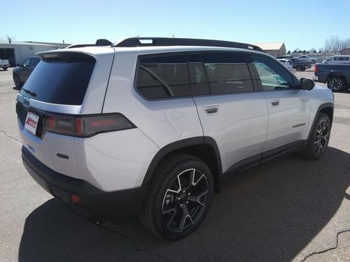 Silver Zynith Clearcoat 2026 Jeep Cherokee Overland