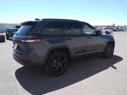 Baltic Gray Metallic Clearcoat 2023 Jeep Grand Cherokee Altitude