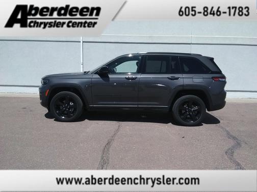 Baltic Gray Metallic Clearcoat 2023 Jeep Grand Cherokee Altitude