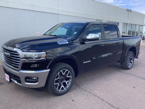 Diamond Black Crystal Pearlcoat 2026 RAM 1500 Laramie