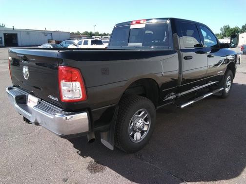 2022 RAM 2500 Tradesman Crew Cab 4x4 6'4' Box