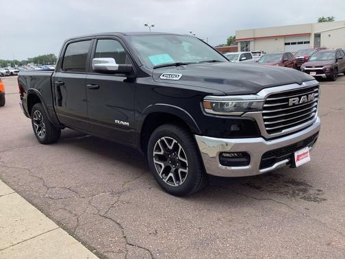 Diamond Black Crystal Pearlcoat 2025 RAM 1500 Laramie