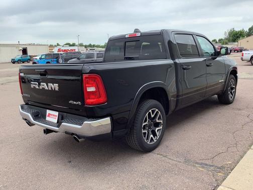 Diamond Black Crystal Pearlcoat 2025 RAM 1500 Laramie