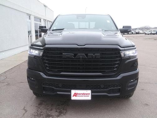 Diamond Black Crystal Pearlcoat 2026 RAM 1500 Laramie