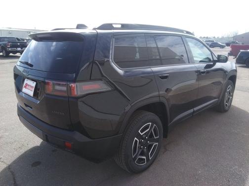 Diamond Black Crystal Pearlcoat 2026 Jeep Cherokee Laredo 4x4