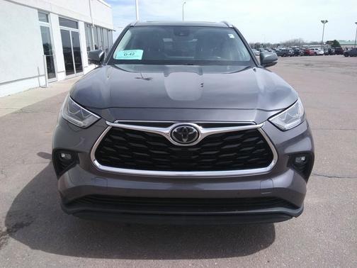 Magnetic Gray Metallic 2021 Toyota Highlander Platinum