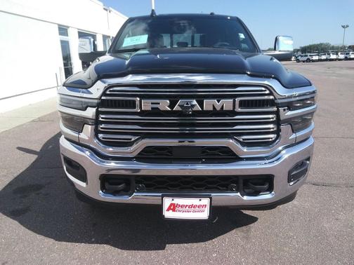 Diamond Black Crystal Pearlcoat 2026 RAM 2500 Laramie