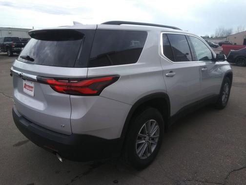Silver Ice Metallic 2022 Chevrolet Traverse LT Cloth