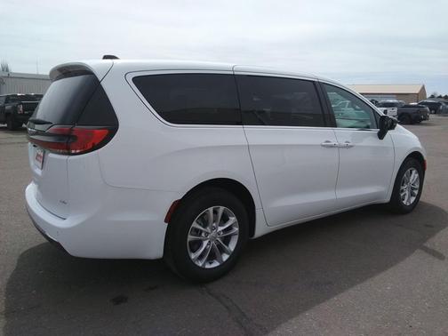 Bright White Clearcoat 2026 Chrysler Pacifica L