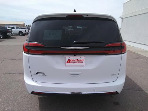 Bright White Clearcoat 2026 Chrysler Pacifica L
