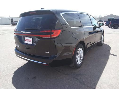 Diamond Black Crystal Pearlcoat 2026 Chrysler Pacifica L