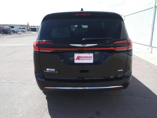 Diamond Black Crystal Pearlcoat 2026 Chrysler Pacifica L