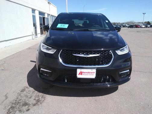 Diamond Black Crystal Pearlcoat 2026 Chrysler Pacifica L