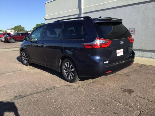 Parisian Night Pearl 2020 Toyota Sienna XLE