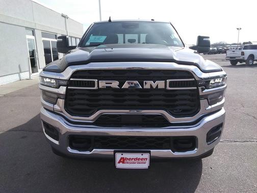 Diamond Black Crystal Pearlcoat 2026 RAM 2500 Tradesman Crew Cab 4x4 6'4' Box
