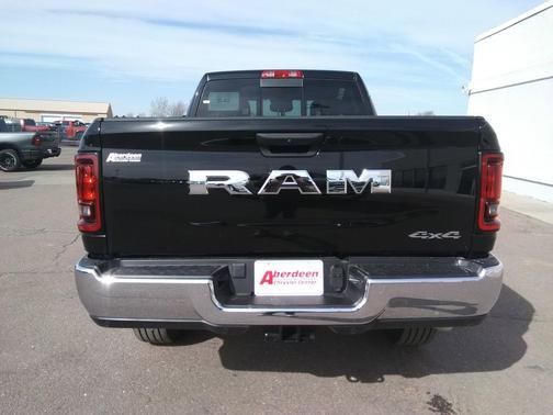 Diamond Black Crystal Pearlcoat 2026 RAM 2500 Tradesman Crew Cab 4x4 6'4' Box