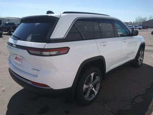 Bright White Clearcoat 2026 Jeep Grand Cherokee Limited