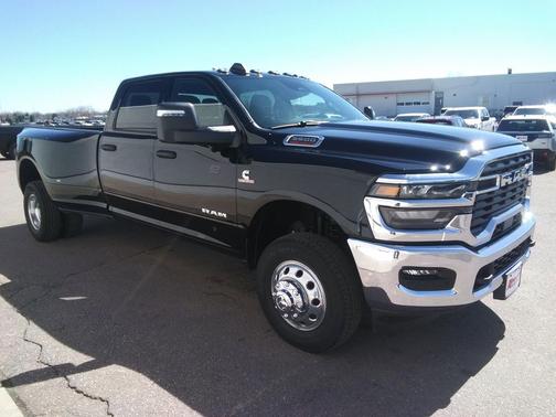 Diamond Black Crystal Pearlcoat 2026 RAM 3500 Big Horn Crew Cab 4x4 8' Box