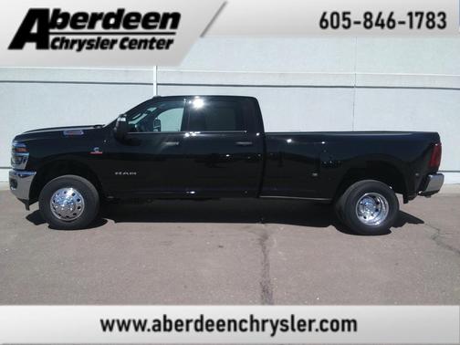 Diamond Black Crystal Pearlcoat 2026 RAM 3500 Big Horn Crew Cab 4x4 8' Box