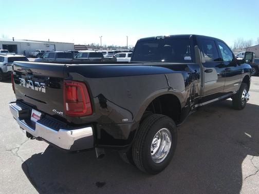 Diamond Black Crystal Pearlcoat 2026 RAM 3500 Big Horn Crew Cab 4x4 8' Box